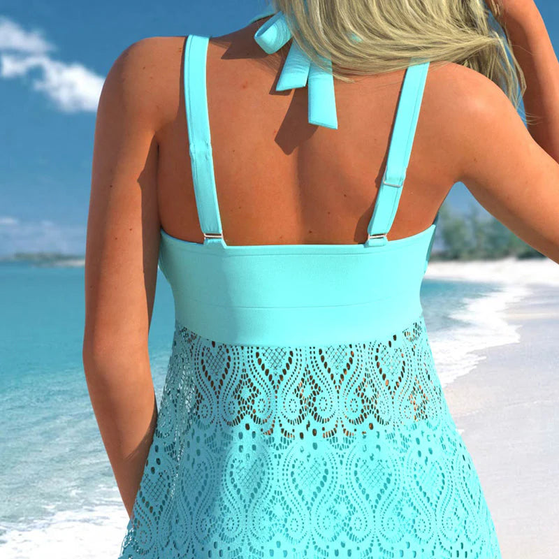 Elegant Strandlook 🌊 V-utringet Badekjole med Blonde og Shorts
